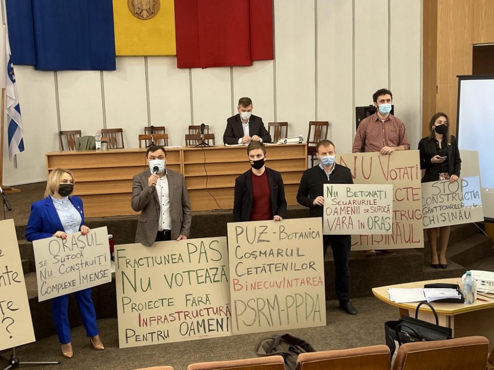 FOTO // STOP construcția ghettourilor în Chișinău. Fracțiunea PAS din CMC a organizat astăzi un flashmob spontan la ședința CMC